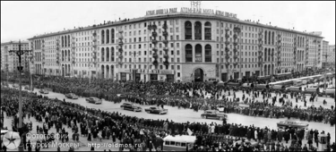 Встреча Юрия Гагарина, перекресток Ленинского и Ломоносовского проспектов. В толпе встречающих и мои одноклассники. 14 апреля 1961 год
