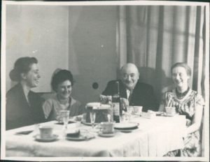 А. В. Власов, справа от него моя мама, О. Д. Никитюк; слева - жена его сына - И. В. Власова, слева от нее - сестра жены архитектора Власова - Е. В. Янчук. 1959 г. 