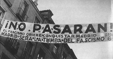 1936 год транспарант на улице Мадрида «Они не пройдут! Мадрид станет могилой фашизма»